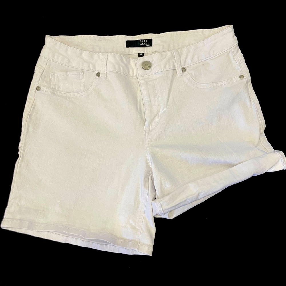 1882 Women’s White Jean Shorts Optional Roll Up Size 14. Great Condition.